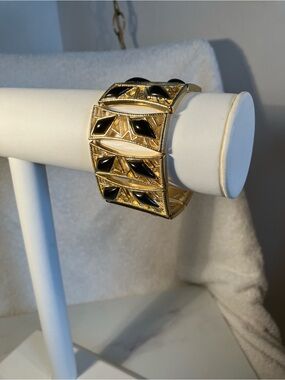 Dramatic Gold Tone Black Geometric stretch Bracelet ‘Stratosphere’
